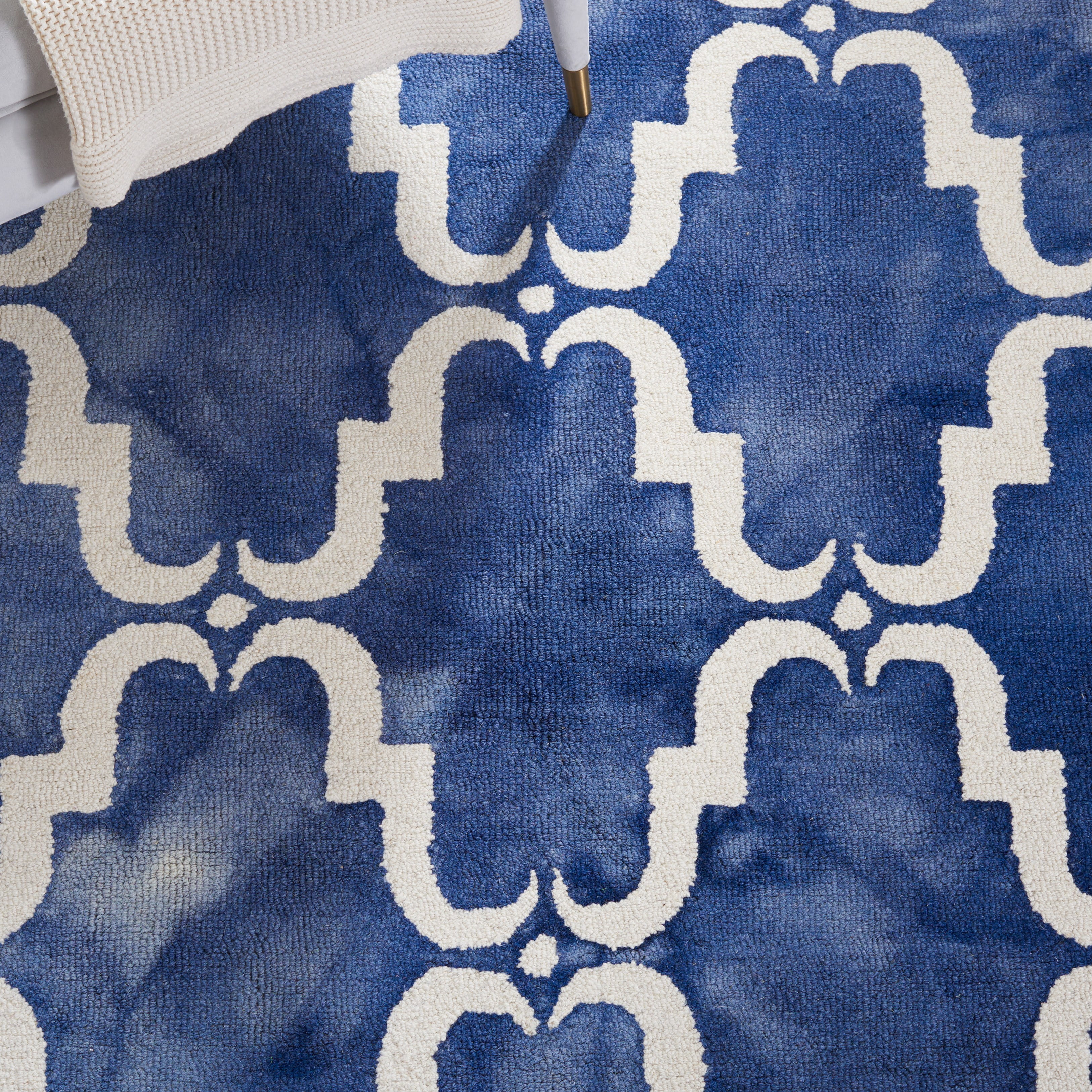 Safavieh Dip Dye Talbot Distressed Wool Area Rug, Navy/Ivory, 7' x 7' Round