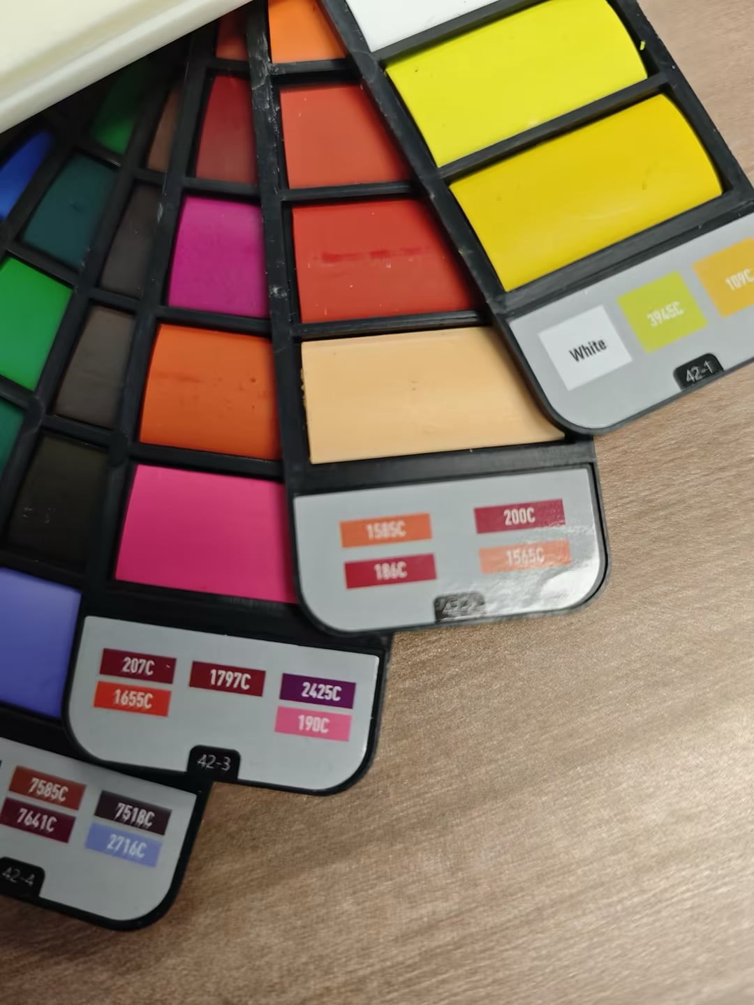 ARTLINK Watercolor Paint Set, Portable 42 Water Colors Kit for Artists & Beginners