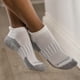 thumbnail image 4 of Calcetines deportivos unisex con ajuste de cobre hasta el tobillo para adultos, blancos, 4 of 5