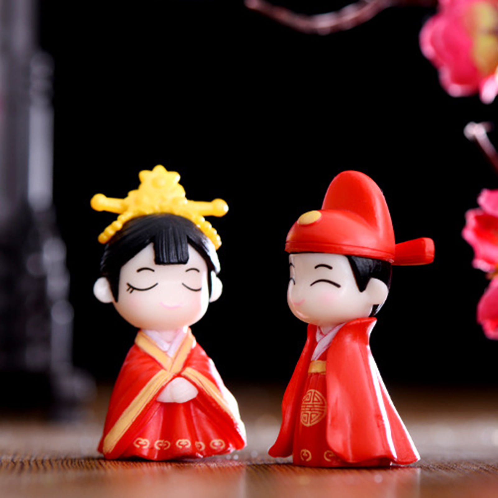 2pcs Couples in Chinese Tunic Suit Figurines Landscape Miniature Ornaments 