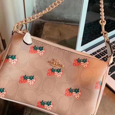 Coach Bolso Cadena mahjong bag 2023 Nuevo popular Fresa Pequeño Cuadrado De Un Solo Hombro crossbody Femenino Todo En Uno ins De Axilas Gao Jiahui unisex