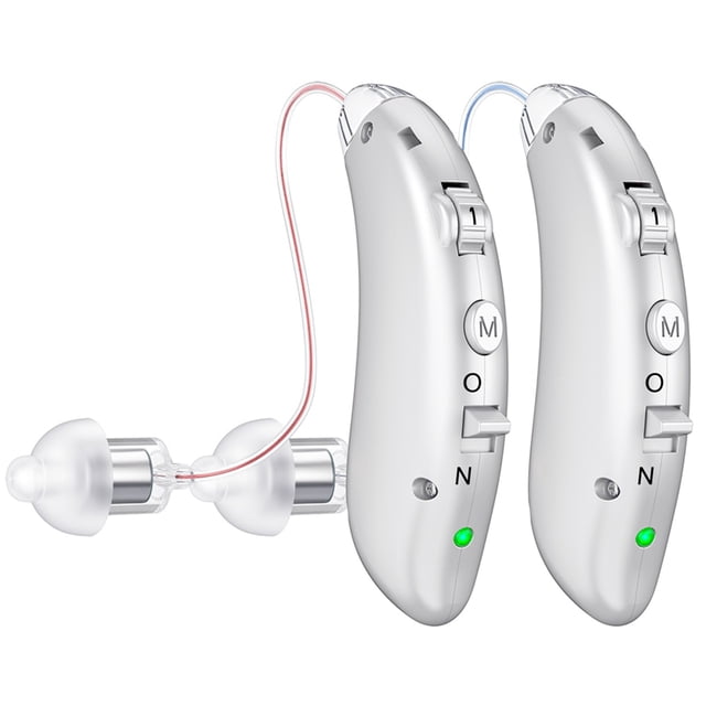 audífonos digitales bte audífonos amplificador de sonido de tono ajustable audífono digital portátil para personas mayores sordas par de audífonos BTE plateados en vista 3/4, carcasa ABS ergonómica tras la oreja con interruptor O/N y botón M, LED verde de estado, cable fino transparente con tapones de silicón suaves, controles visibles para 3 modos de frecuencia y 4 niveles de volumen, diseño pequeño y ligero para uso prolongado; también suelen usarse para amplificar audio en llamadas telefónicas.