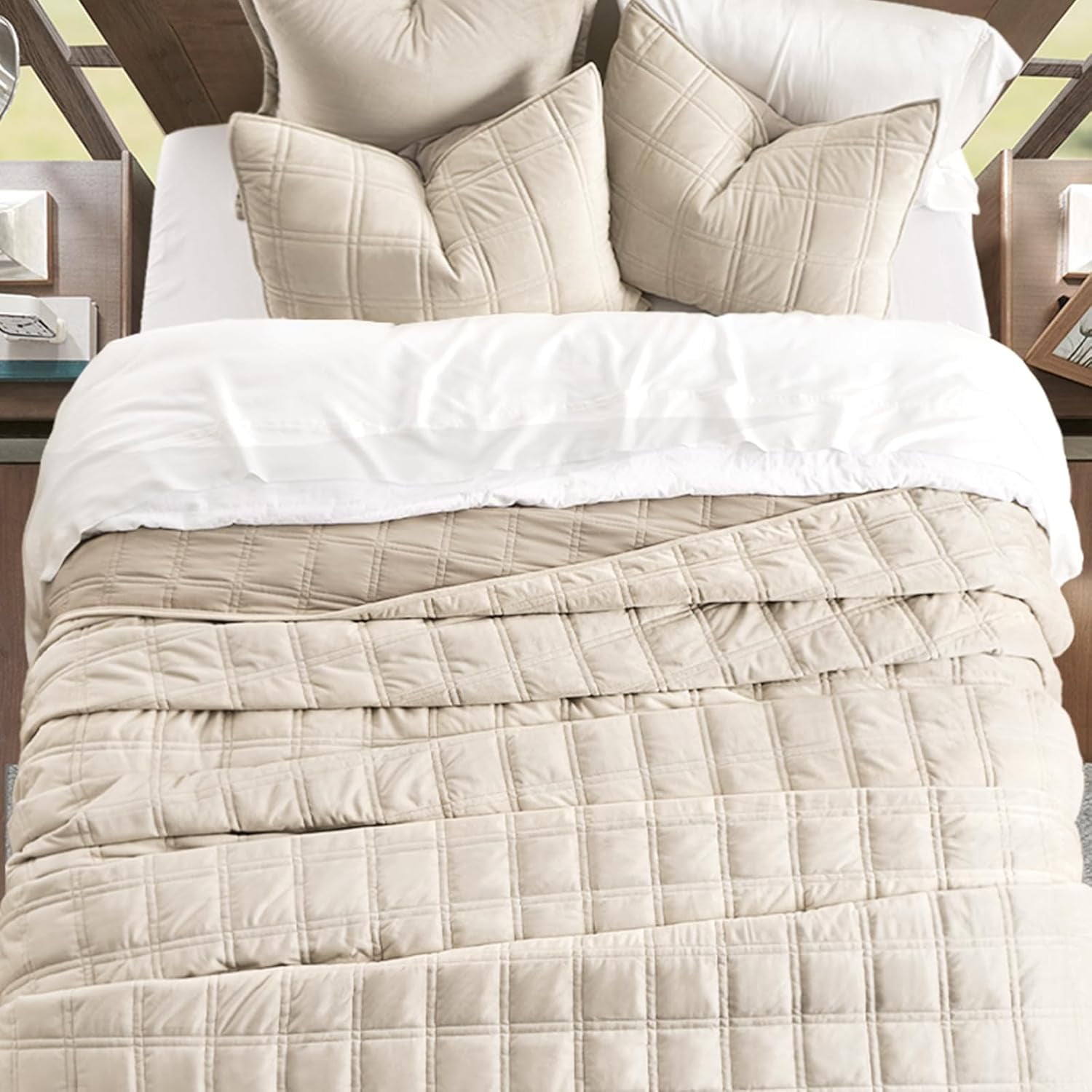 EVERGRACE 3 Pieces Luxurious Velvet Quilt King Size, Ultra Soft Bedspread Coverlet Set, Double Box Stitch Lightweight Velvet Comforter for All Season with 2 Shams, Beige, 108''x96''