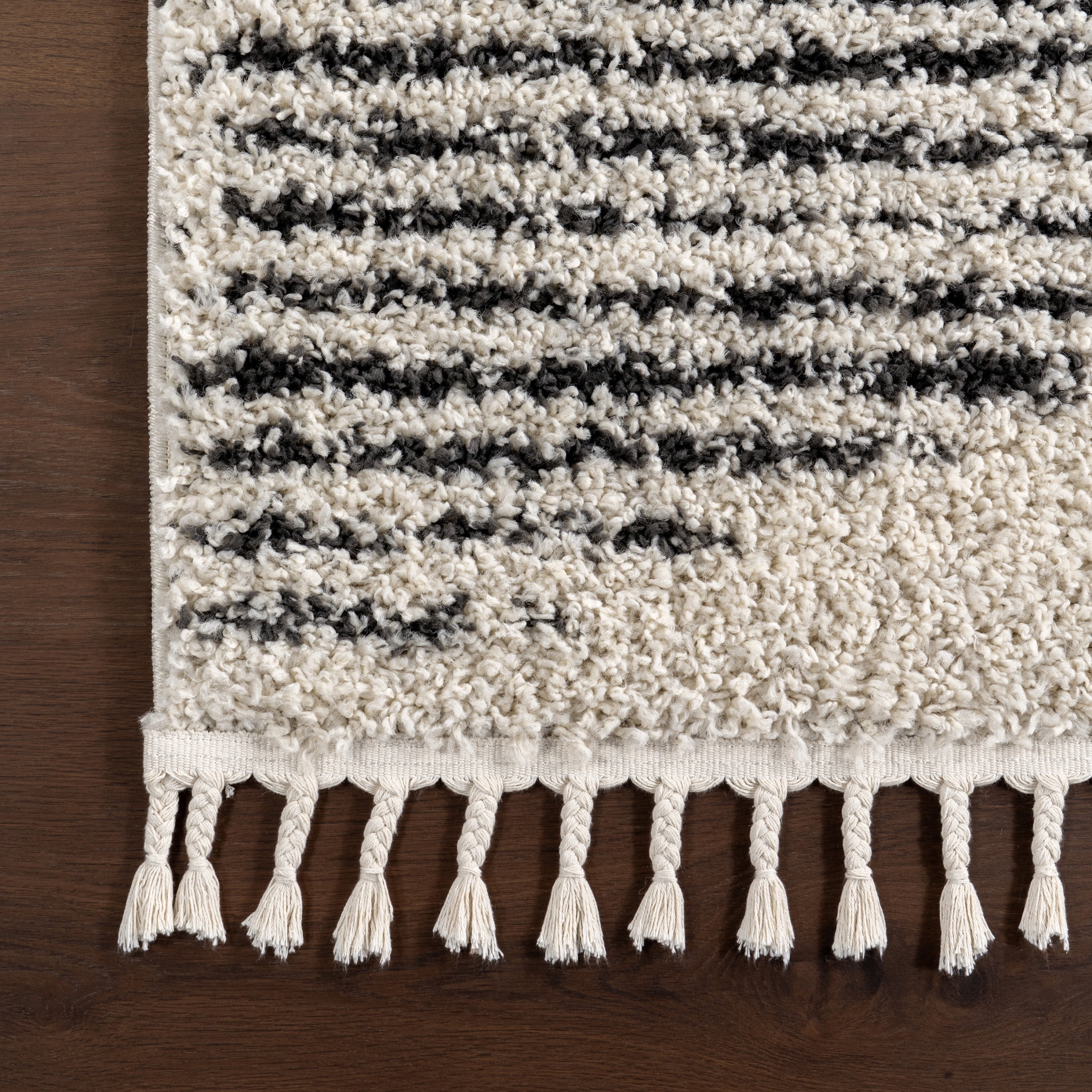 nuLOOM Bria Moroccan Shag Tasseled Area Rug, 5' x 8', Oval, Bria Off-white
