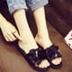 thumbnail image 1 of Zapatos planos de color sólido con zapatillas de flores grandes con lentejuelas a la moda de verano para mujer Wmkox8yii  hj789, 1 of 7
