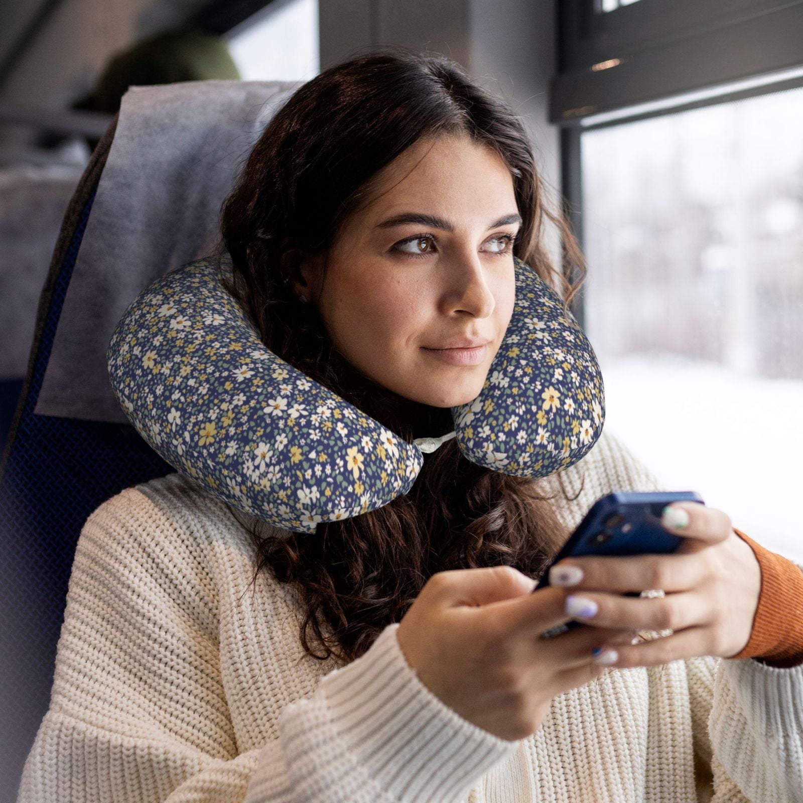 Xecao Daisies Flowers Print Memory Foam Cervical Neck Pillow Versatile U-Shaped Pillows for Home,Office,Camping,Travelling,Soft Washable Cover
