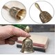 thumbnail image 3 of Campana de mano, campana clásica de aleación de zinc, campana de mano de aleación de zinc, con grabado, para escuela, recepción, cena, tienda, hotel, campana dorada (bronce), 3 of 5