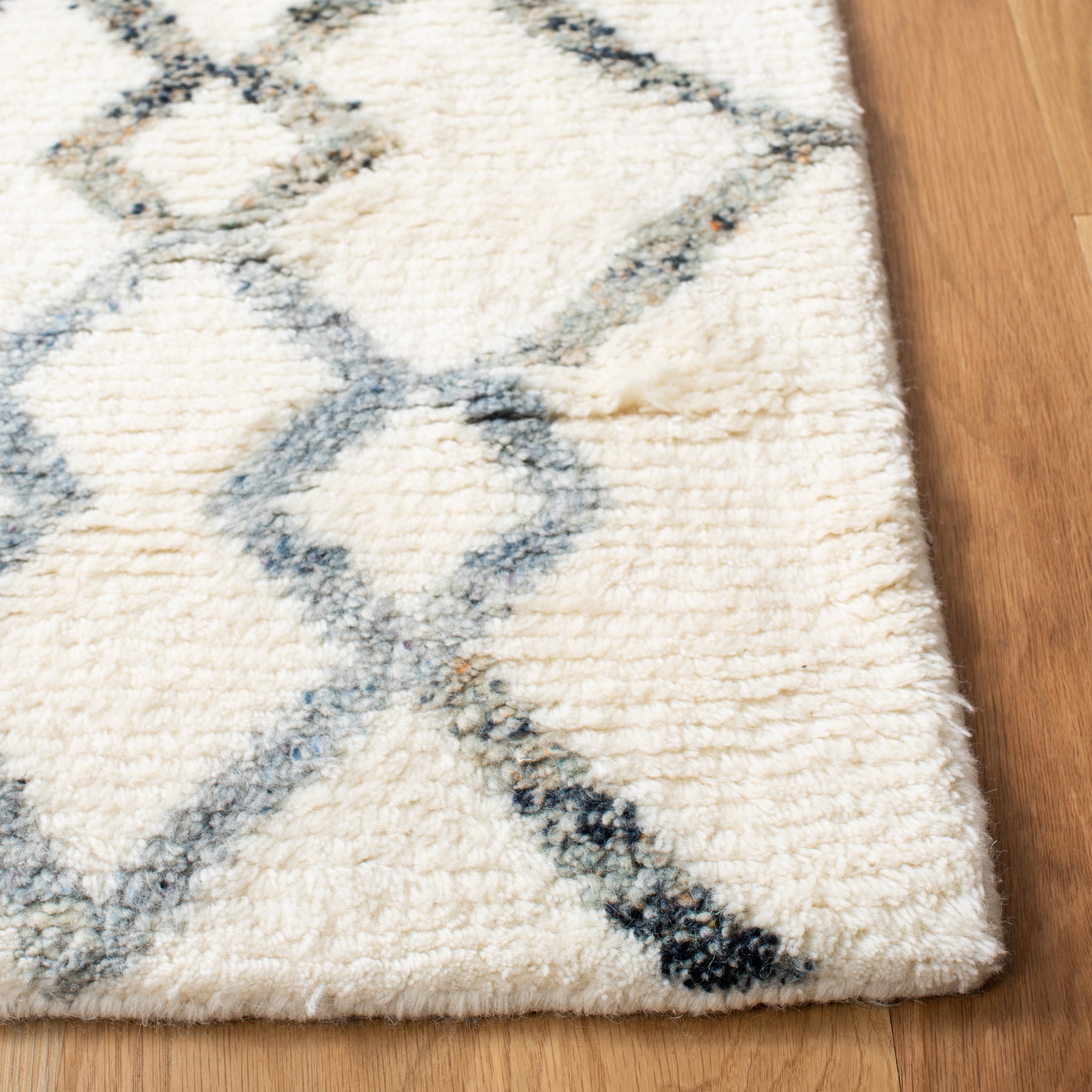 SAFAVIEH Casablanca Bronagh Geometric Area Rug, Ivory/Grey, 4' x 6'
