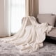 thumbnail image 4 of Manta de forro polar gruesa con textura de pino, manta acogedora para aire acondicionado, ideal para sofá, cama o siesta en la oficina. Suave, ligera y cálida, perfecta para relajarse en interiores, 4 of 5