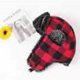 thumbnail image 4 of Chapeau de Piège à Ailes en Fourrure à Carreaux Rouges avec Cache-Oreilles, 4 of 5