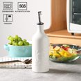thumbnail image 2 of Botella dispensadora de aceite de oliva de cerámica Sweejar Relief, 600 ml, color blanco, 2 of 7