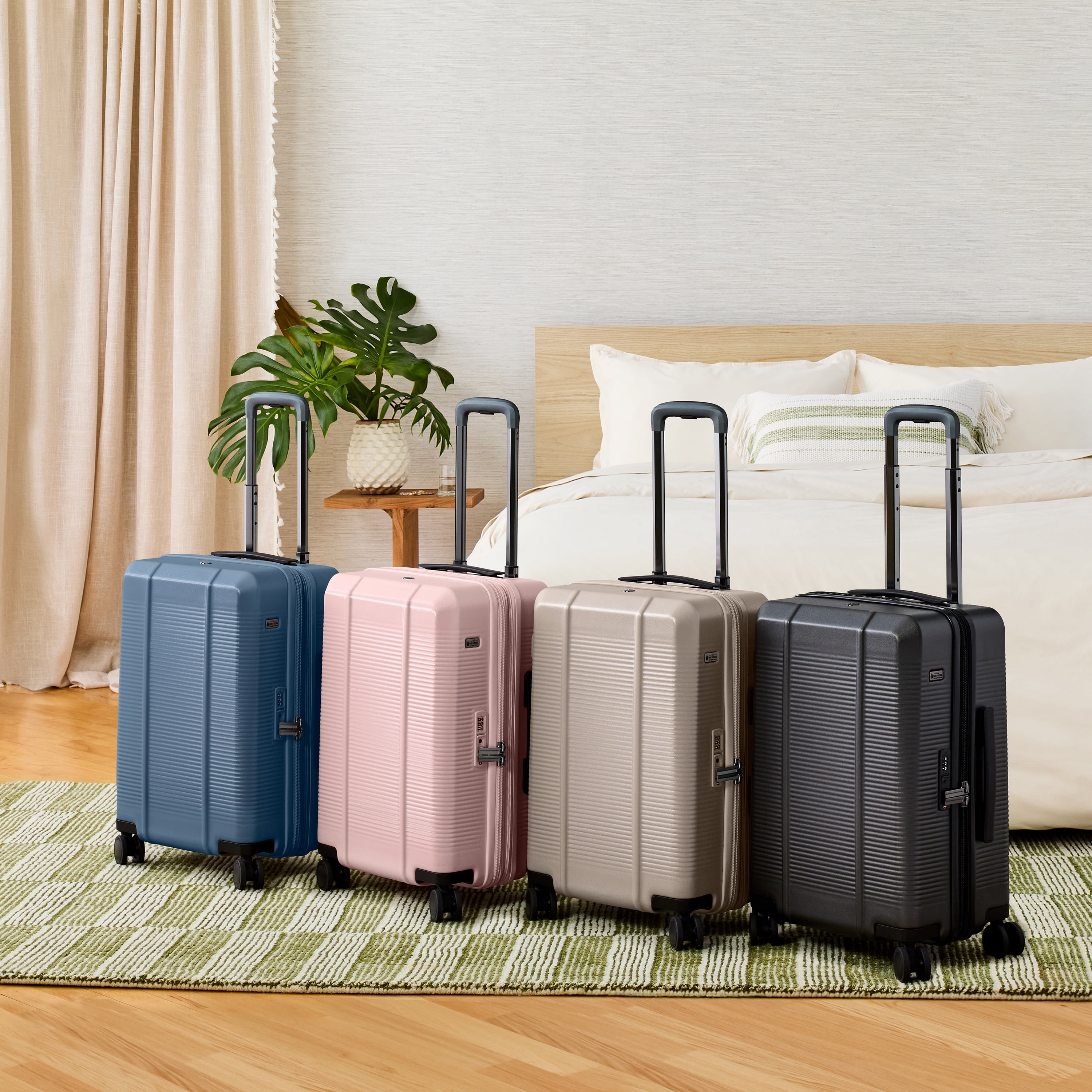 btL 24-inch Checked Expandable Hardside Upright Luggage With 360-Spinner Wheels and Divider Pockets, Black
