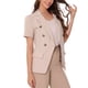 thumbnail image 4 of BLAZER DE MUJER CHIC DE OFICINA CON MANGAS CORTAS, CUELLO CAÍDO, DOBLE BOTONADURA Y BOLSILLOS CON SOLAPA XL ROSA CLARO, 4 of 6