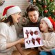 thumbnail image 3 of xihome Juego de 6 adornos navideños de bolas con acabado chapado y detalles pintados a mano en formas variadas para decorar el rbol de Navidad., 3 of 6