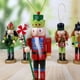 thumbnail image 4 of Soldado cascanueces pequeño de madera de 12,5 cm, juguete artesanal de nogal, regalo de Navidad Vistoso, 4 of 9