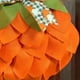 thumbnail image 3 of Fiudx Corona de Halloween, Diseño de Calabaza de Tela, Follaje Otoñal Realista, Decoración Navideña Versátil, Adorno para Porche, Fácil de Colgar, Tamaño de 61 Cm, 3 of 4