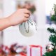 thumbnail image 5 of Fiudx Bolas de Espuma Navideñas Blancas de 8 Cm, Adornos Colgantes Ligeros, Aspecto Brillante, Ideales para Árbol de Navidad y Chimenea, Ambiente Festivo Acogedor, 1 Unidad., 5 of 6