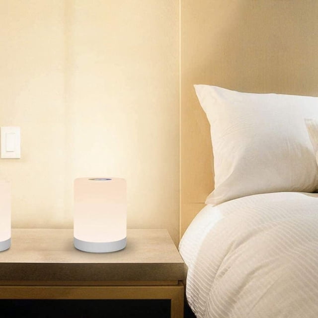 La lámpara de mesa táctil es ideal para una iluminación de fondo relajante y lectura.