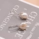 thumbnail image 4 of Pendientes Sonducket de perlas grises de agua dulce naturales estilo barroco color plata colgante simple, 4 of 6