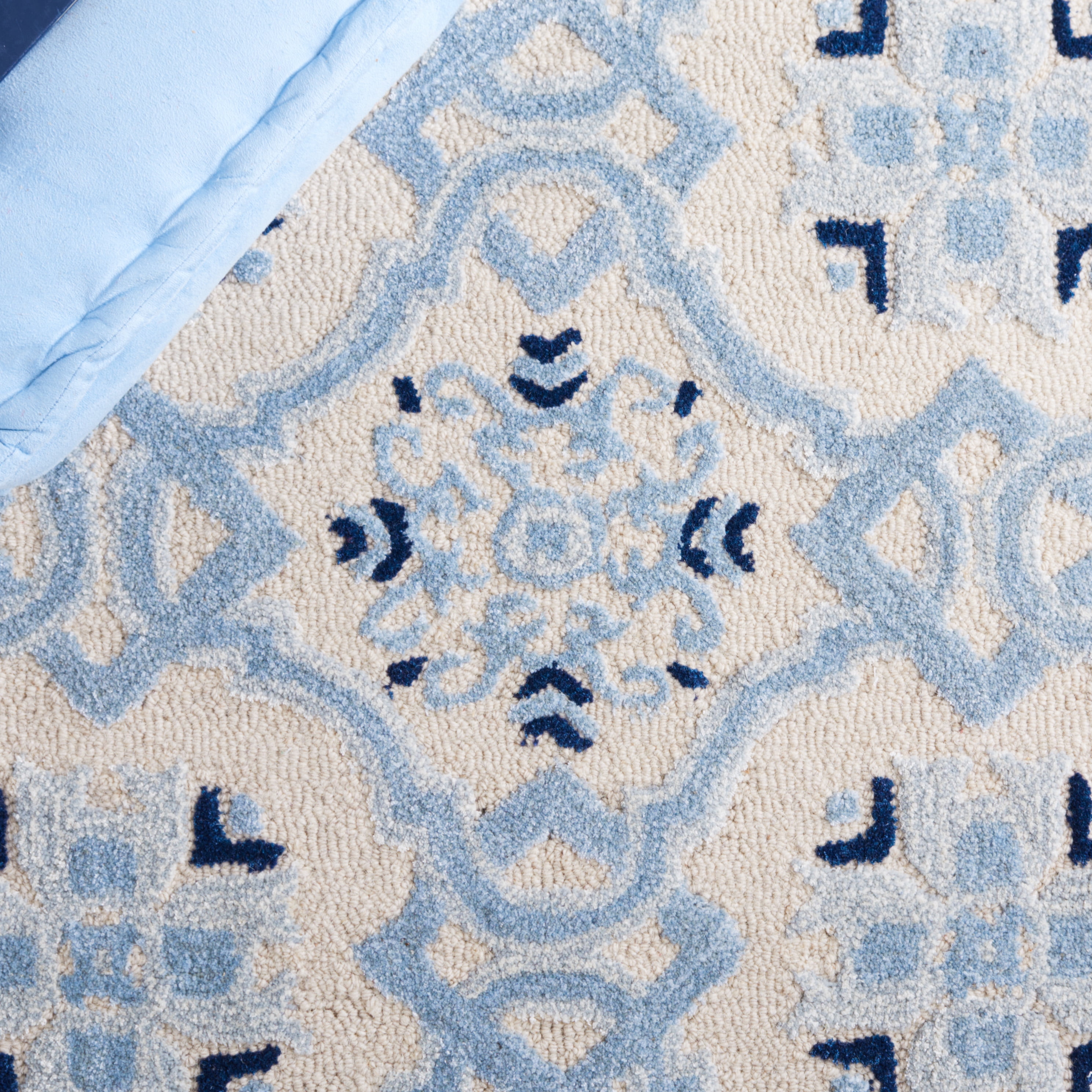 SAFAVIEH Bella Noelle Bordered Runner Rug, Ivory/Blue, 2'3" x 11'