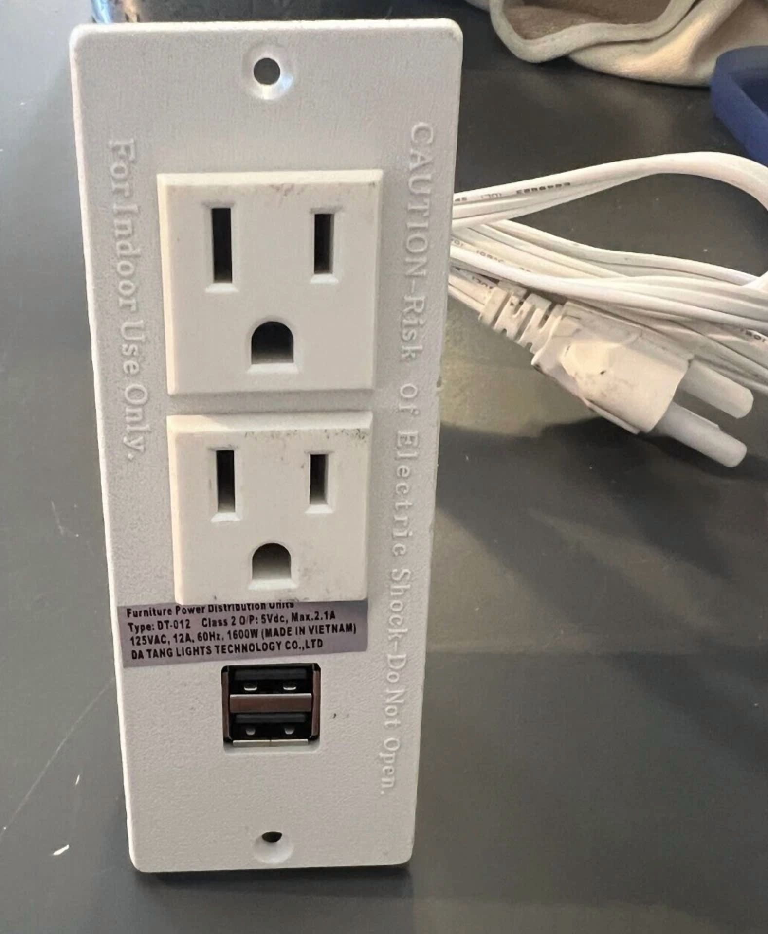 CRESTIN- 3-Outlet Furniture Power Distribution Unit Power Strip 2 Usb Model Dt-012 125V