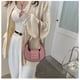 thumbnail image 5 of Bolso de moda con forma de media luna para debajo del brazo, 5 of 5