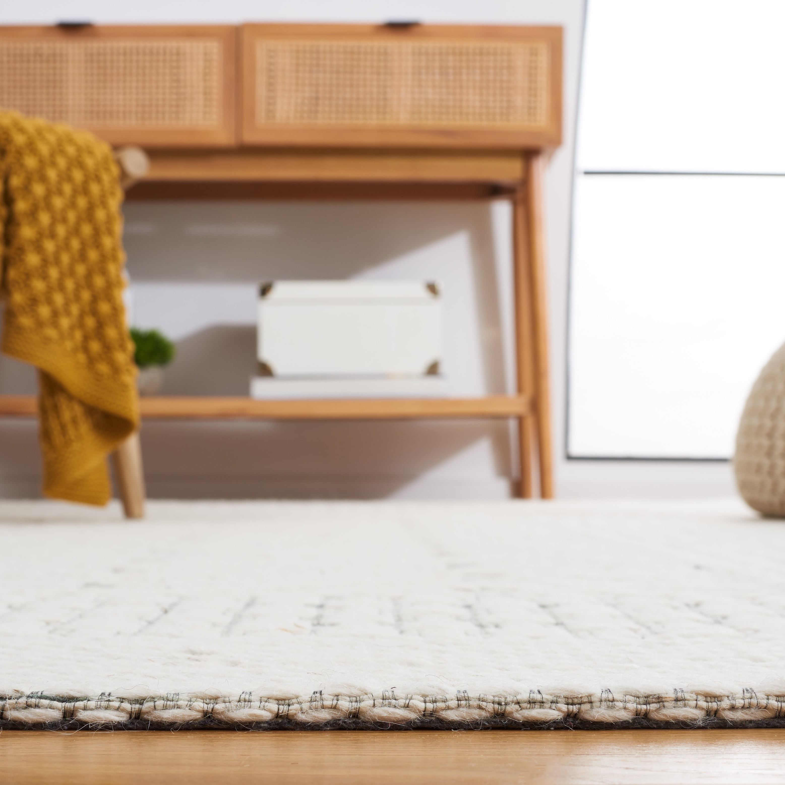 SAFAVIEH Marbella Marsan Bordered Area Rug, Ivory/Green, 6' x 6' Square