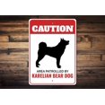 thumbnail image 1 of (Metal de aluminio) Señal de advertencia para perros con oso de Carelia Señales de raza de perro para amantes de los osos de Carelia Regalo de oso de Carelia Señal de puerta para perros Señal de, 1 of 4