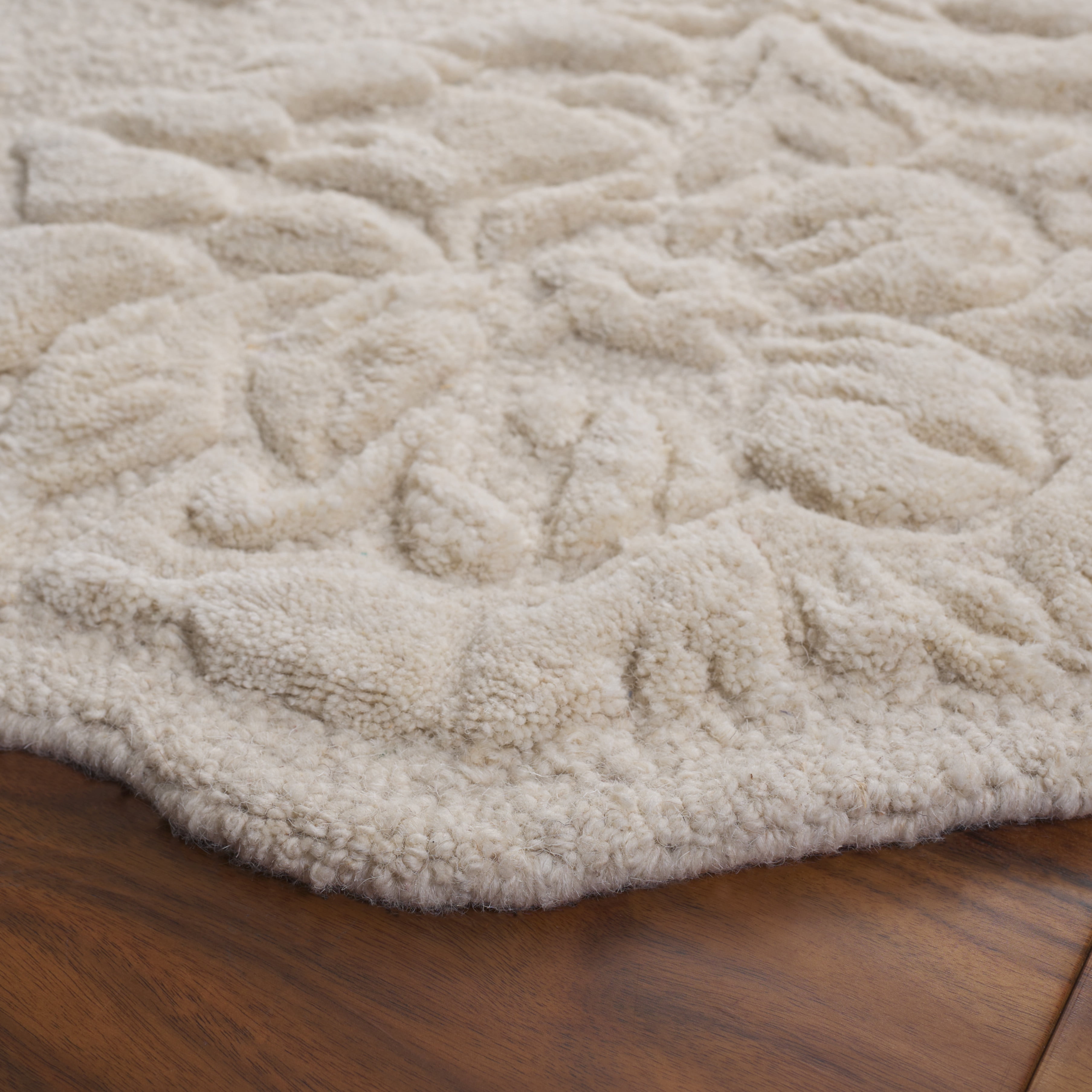 SAFAVIEH Mykonos Maiara Floral Area Rug, Ivory, 6' x 6' Round