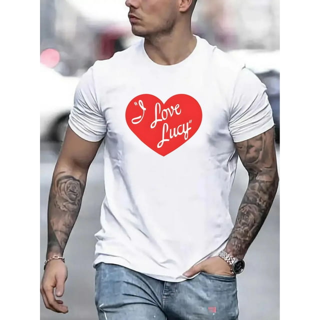 T-Shirt Graphique Cœur "I Love Lucy" en Polyester 100 % pour Hommes - Col Rond, Manches Courtes, Motif Géométrique, Légèrement Extensible, Coupe Régulière pour l'Été, Décontracté, Fête des Pères, Fête des Mères, Nouvel An, Printemps