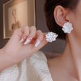 thumbnail image 2 of Pendientes de tuerca de flor blanca para mujer, pendientes de flores, novedad de 2022, moda coreana moderna, accesorios de joyería de fiesta para chicas adolescentes Tan Jianjun unisex, 2 of 2