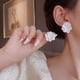 thumbnail image 2 of Pendientes de tuerca de flor blanca para mujer, pendientes de flores, novedad de 2022, moda coreana moderna, accesorios de joyería de fiesta para chicas adolescentes Tan Jianjun unisex, 2 of 2