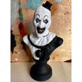thumbnail image 2 of Estatua de terror, figura de payaso, figura de acción de película de terror, decoración, escultura de busto de payaso asesino, colección espeluznante de Halloween para el hogar, jardín, oficina, decor, 2 of 5