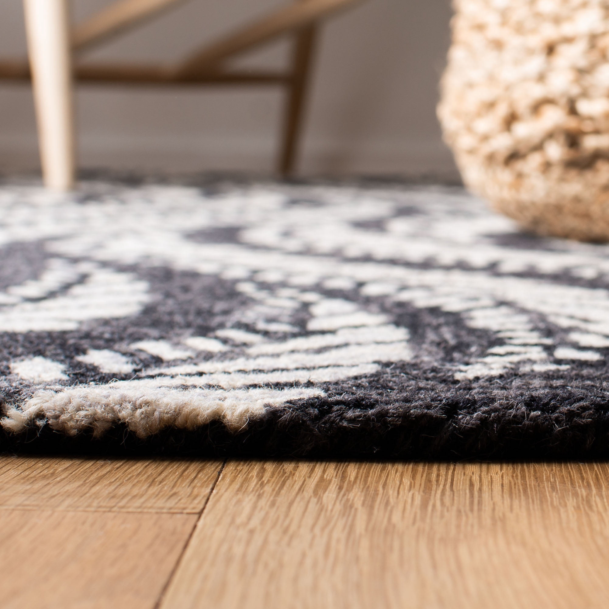 SAFAVIEH Micro-Loop Daffodil Leaves Area Rug, Charcoal/Ivory, 5' x 5' Round