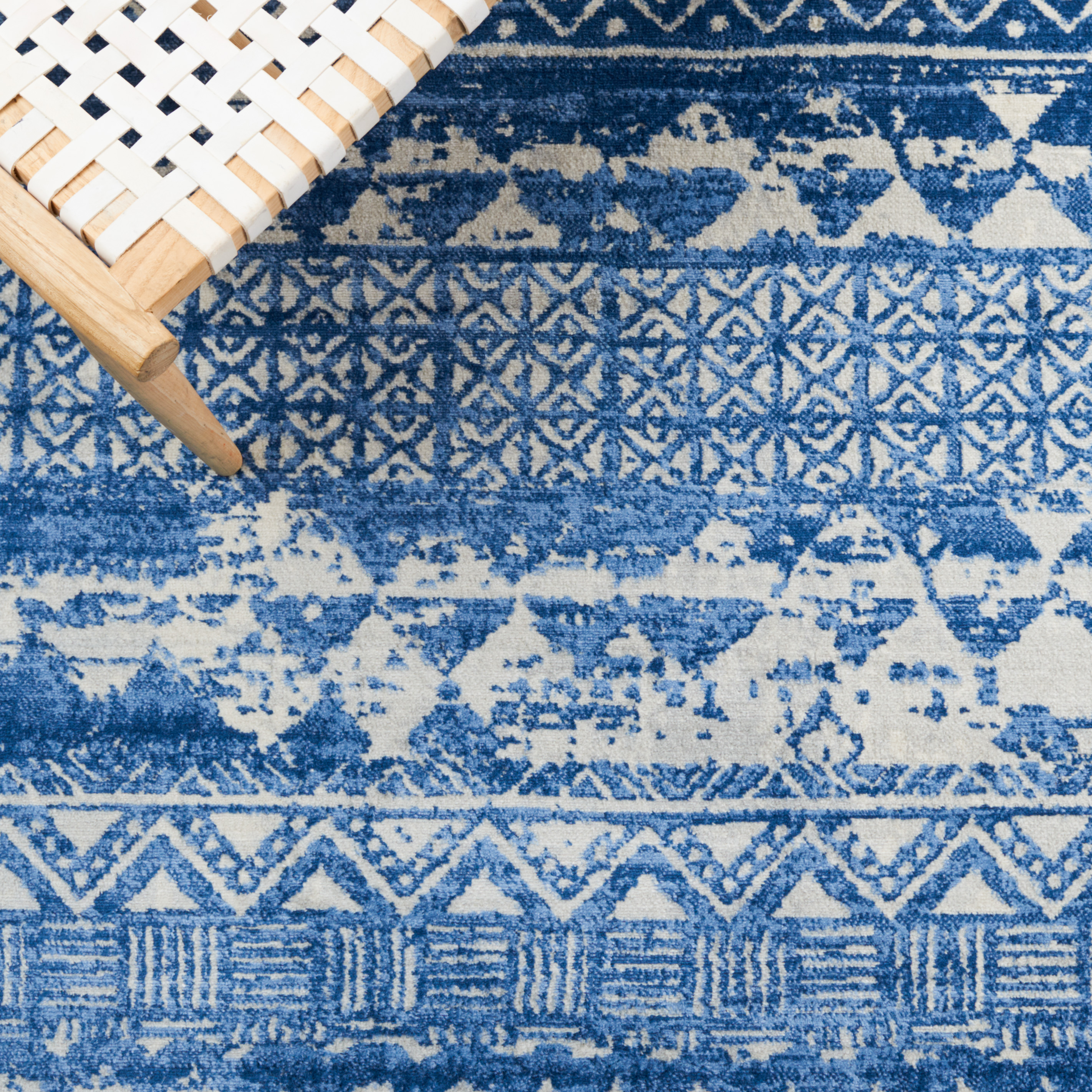 SAFAVIEH Brentwood Rubye Distressed Area Rug, Blue/Ivory, 8' x 10'