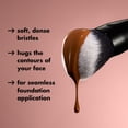 thumbnail image 3 of Brocha para base e.l.f. Smooth Swipe vegana, 3 of 8