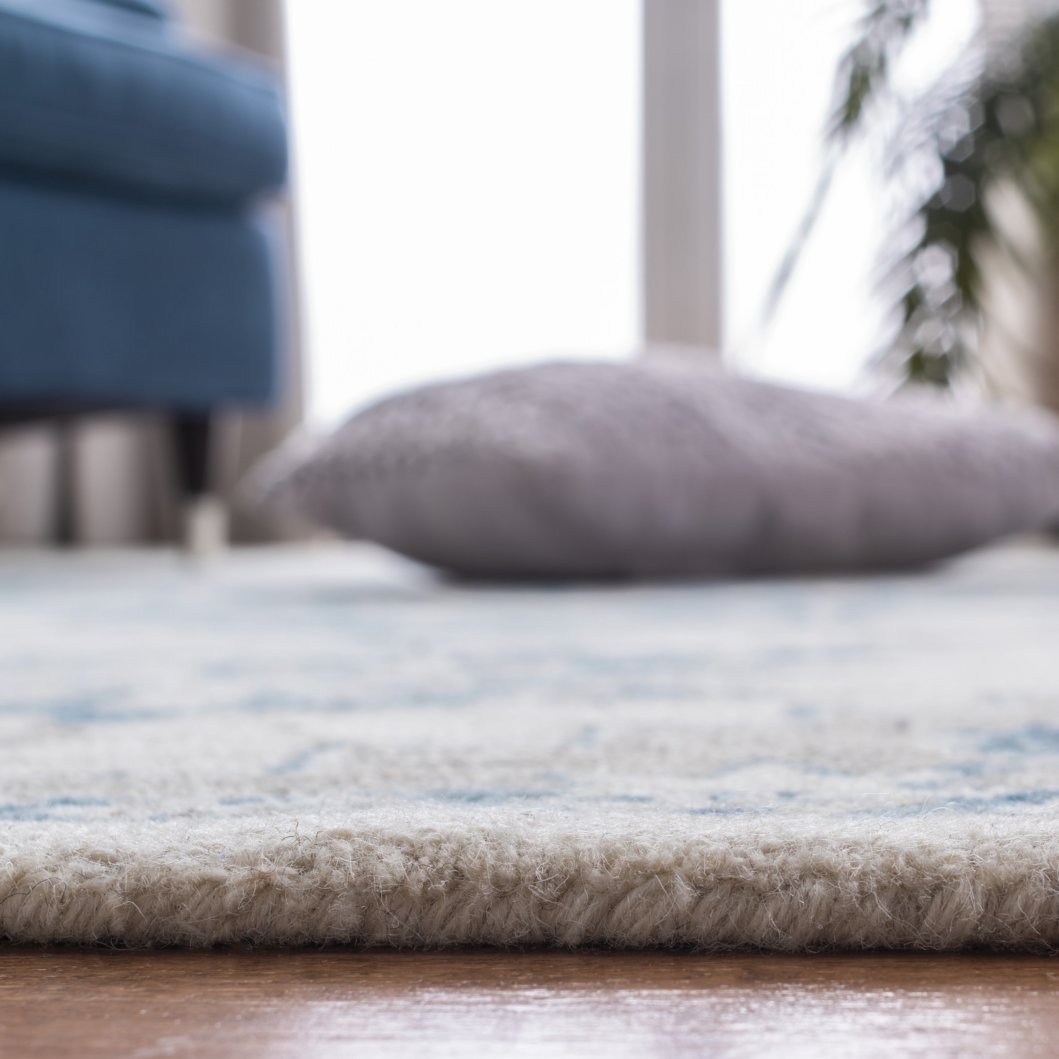 SAFAVIEH Micro-Loop William Medallion Area Rug, Ivory/Blue, 9' x 12'