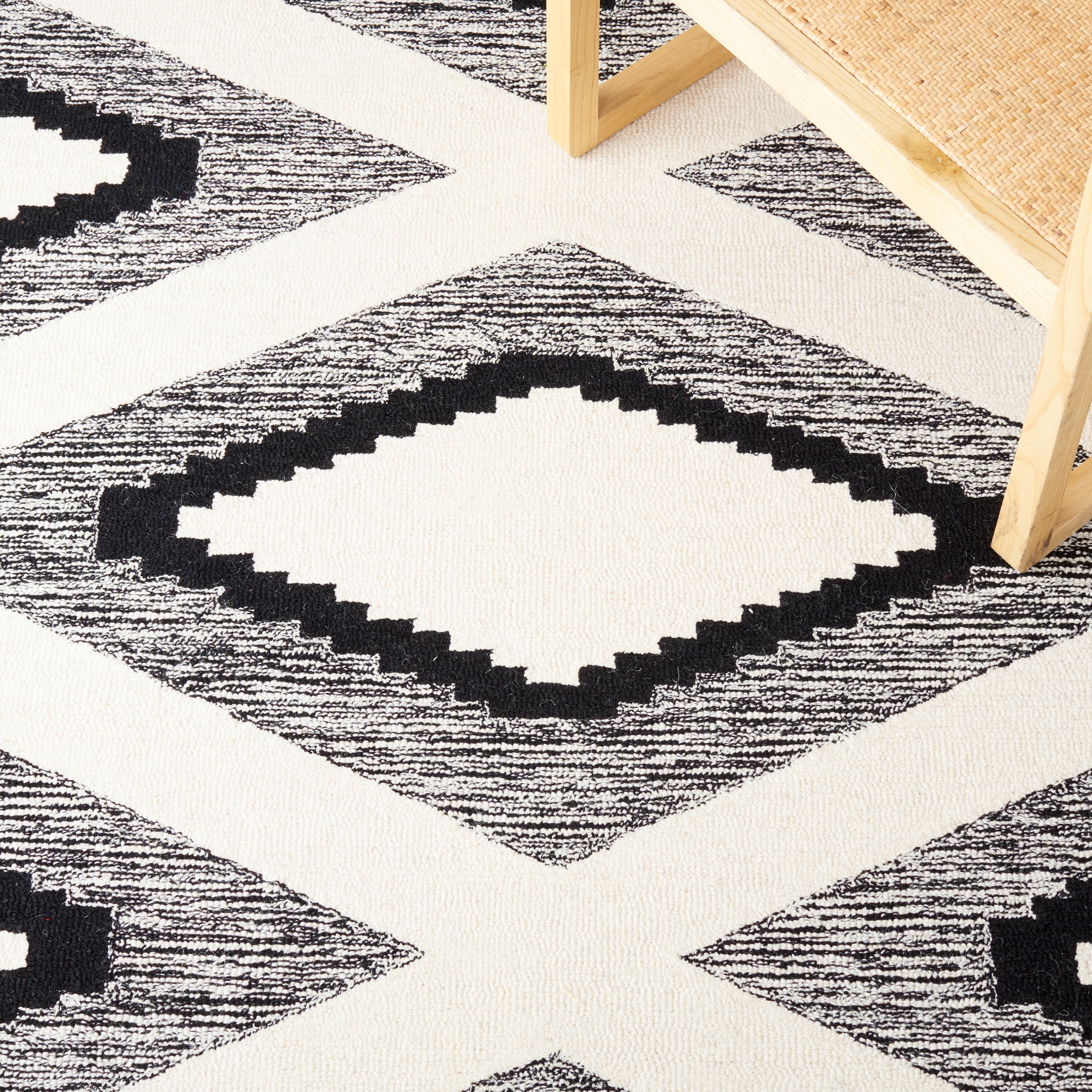 SAFAVIEH Casablanca Alvena Southwestern Wool Area Rug, Ivory/Black, 6' x 6' Square