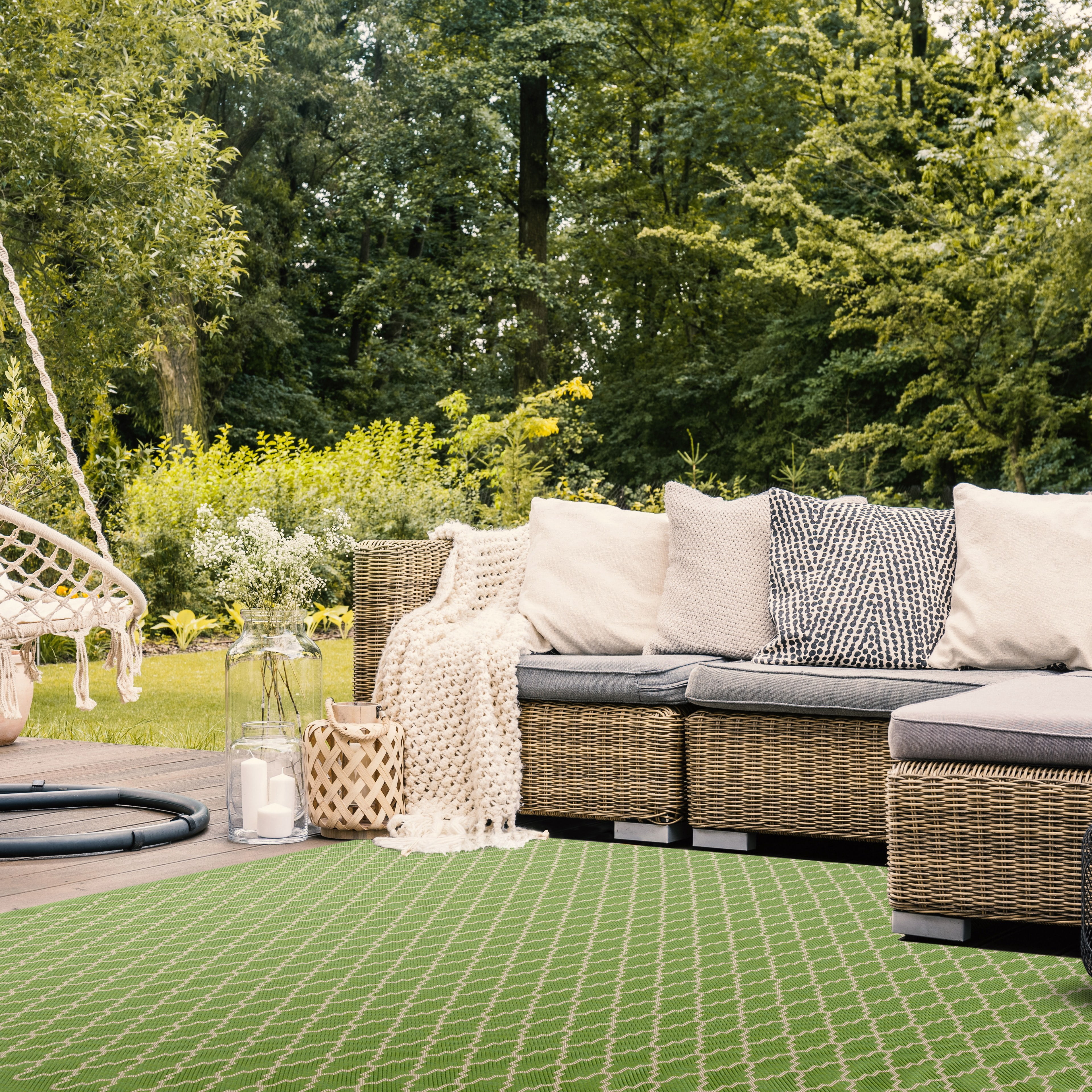 Safavieh Courtyard Hilbert Geometric Indoor/Outdoor Area Rug, Green/Beige, 2'7" x 5'