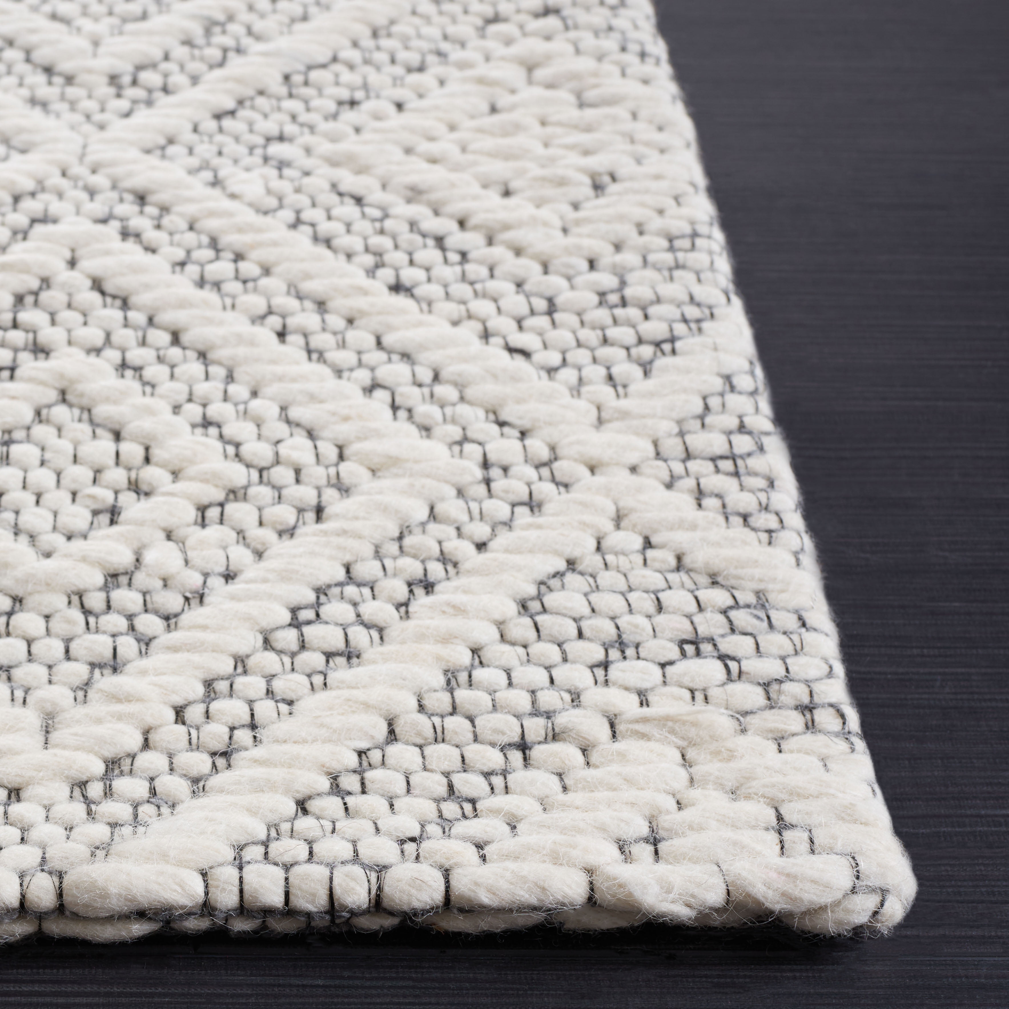 SAFAVIEH Marbella Iairos Diamond Area Rug, Ivory/Black, 4' x 6'