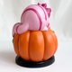thumbnail image 4 of Figura de acción Alicia en el país de las Maravillas Arco Iris Latino Cheshire Cat sentado en calabaza resina 1/72, 4 of 5
