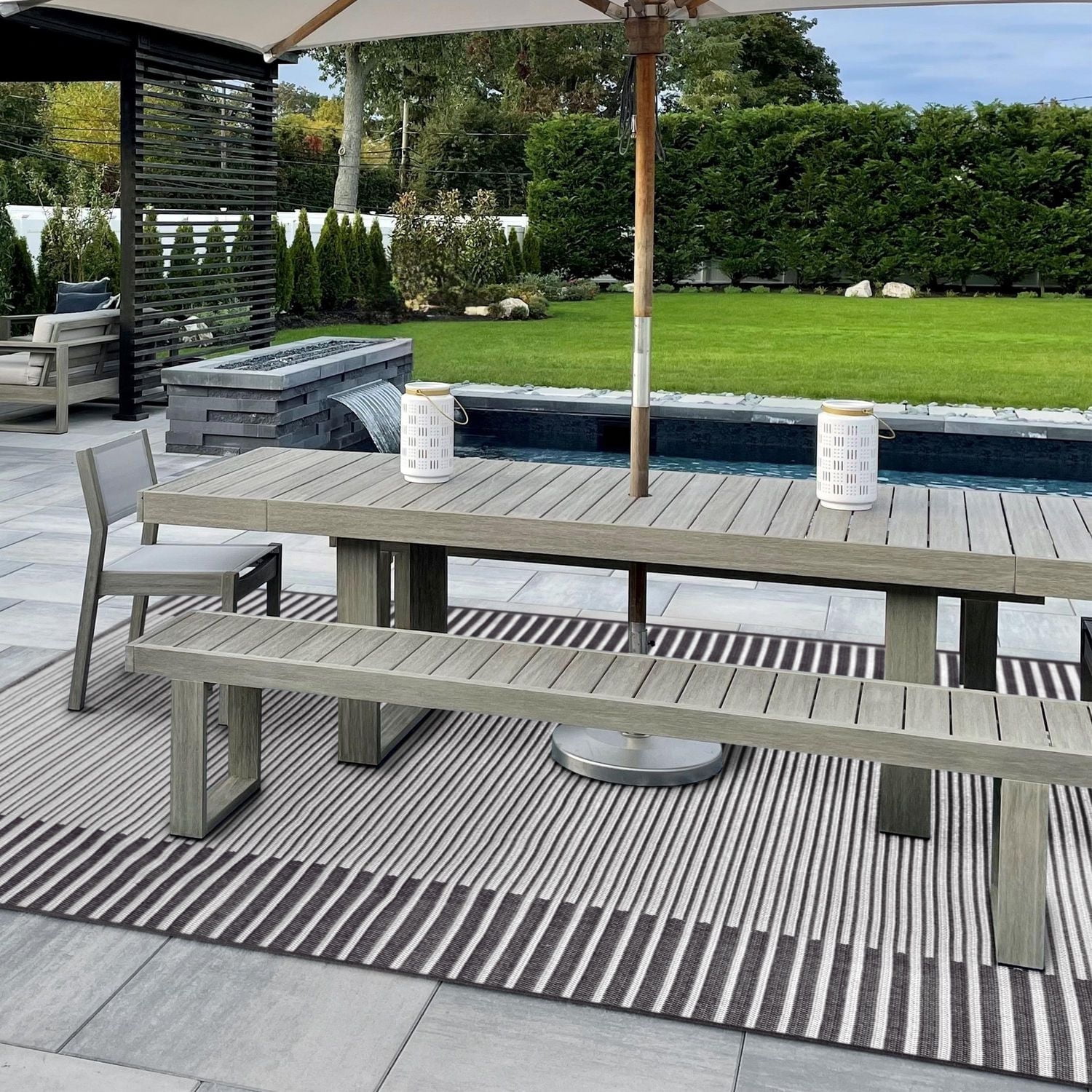 Tapis d'Intérieur-Extérieur Rayures Grises Eden de 7 pi 6 po x 9 pi 6 po 8pi x 10pi