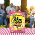 thumbnail image 3 of Friandises SOUR PATCH KIDS à saveur de limonade, surets, puis sucrés, 3 of 9