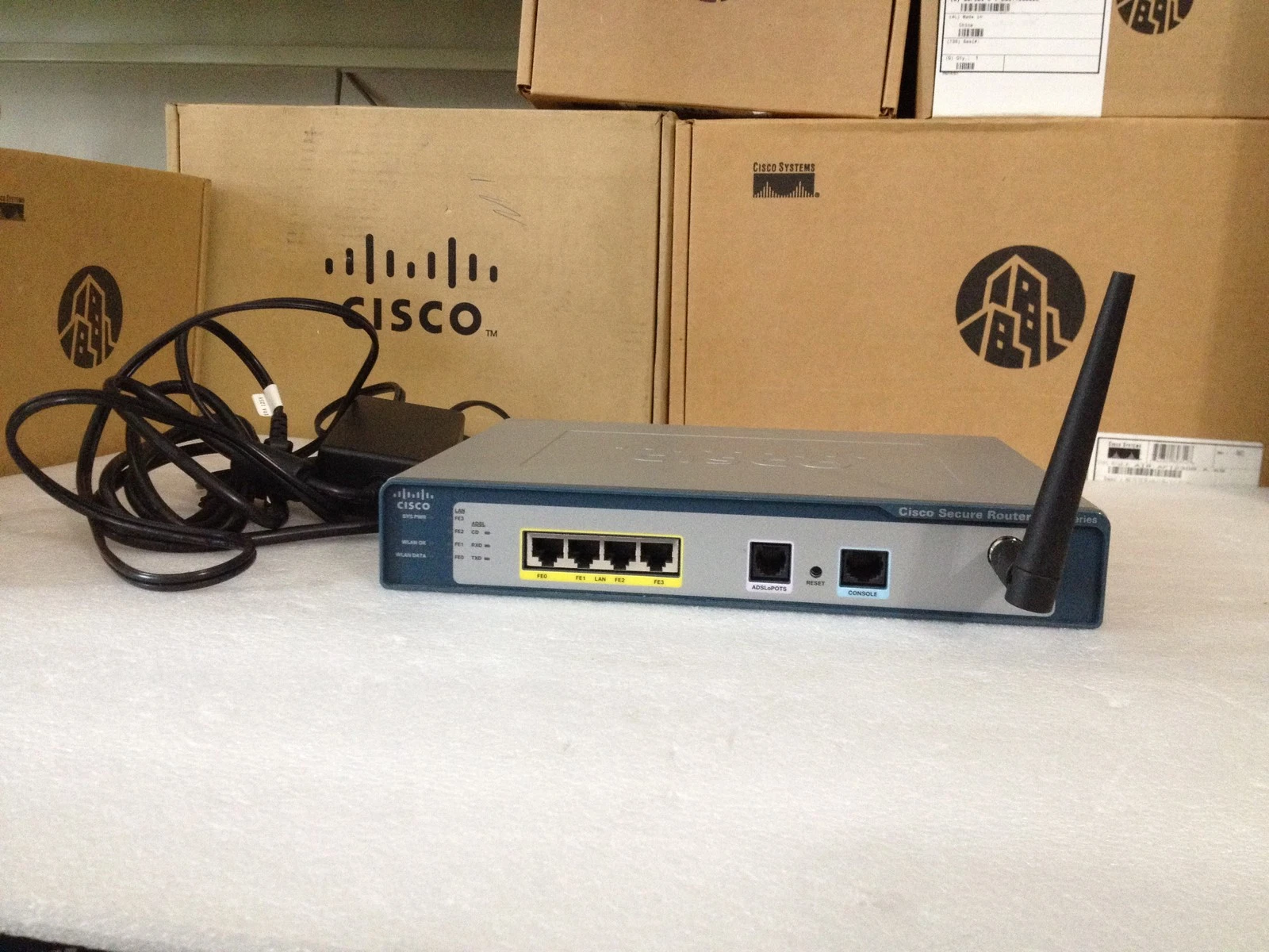 USED Cisco SR520W-ADSL-K9 with antenna & adapter sr520W