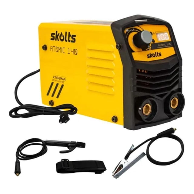 soldadora inverter kingsman skolts mini 110 v 140 amp maquina soldar mma tig 300318, vista frontal 3/4 de unidad compacta amarilla y negra con pantalla LED, perilla de ajuste y dos bornes frontales; incluye cable de alimentación 110 V, portaelectrodo, pinza de masa y correa. Rango de amperaje 10–140 A, ciclo de trabajo 40% a 40 °C; adecuada para trabajos de taller móvil y reparaciones ligeras.