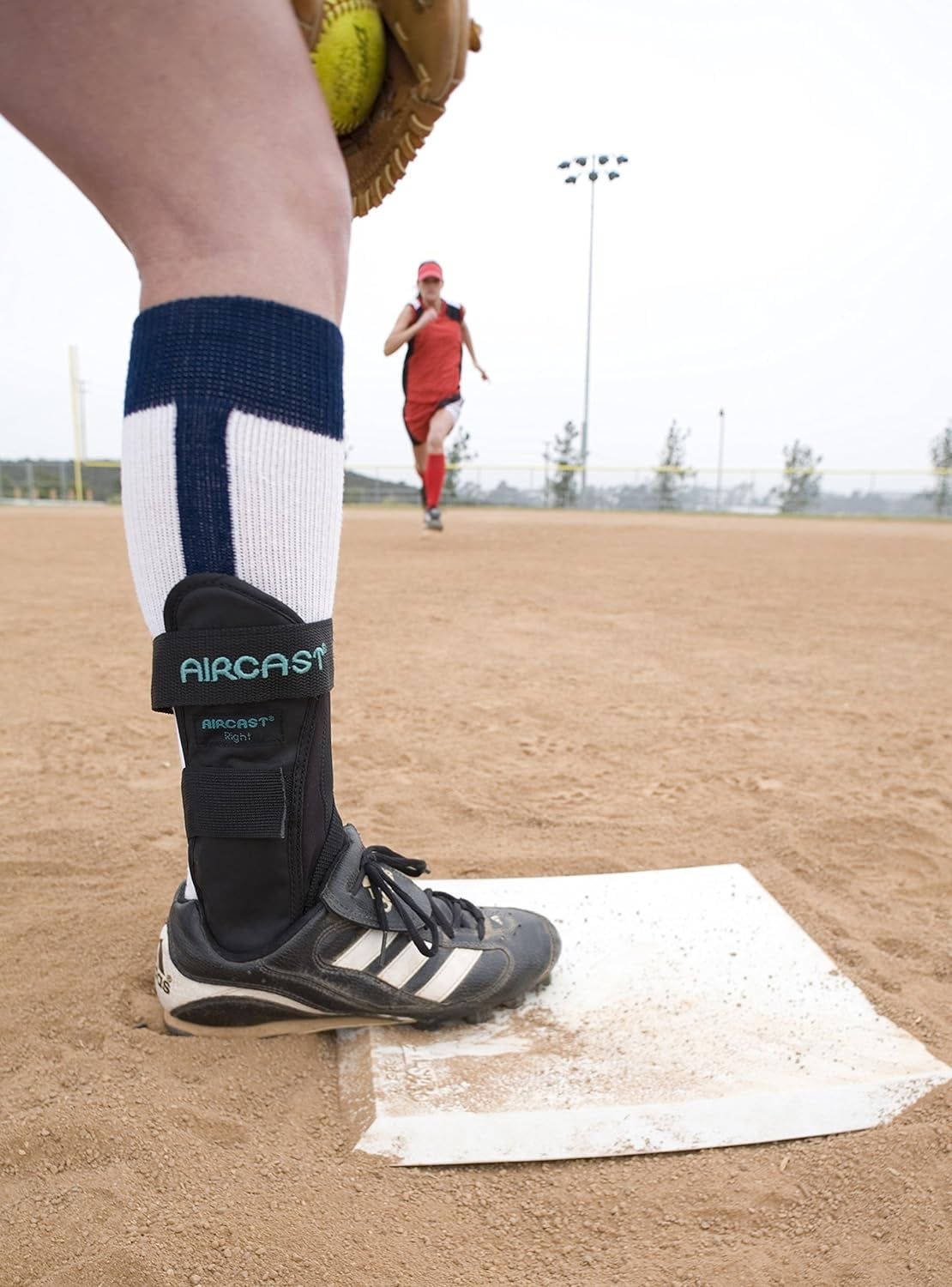 DJO 02MSL Aircast AIRSPORT Ankle Support Brace Right M: 	5.5 - 7
W: 5.5 - 8.5 - SM (Each)