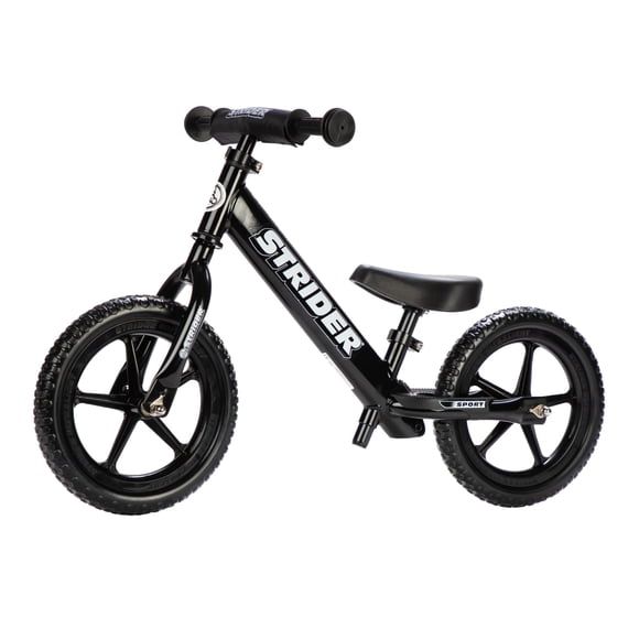 Bicicleta Balance Strider Sport negra para niños de 1 a 4 años con accesorios