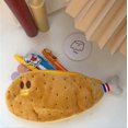 thumbnail image 2 of Caja de lápices con cremallera para ropa, creativa, linda, novedosa, divertida, con cara de simulación de comida, fruta, muslo de pollo, plátano amarillo, superficie suave y rellena, 2 of 4