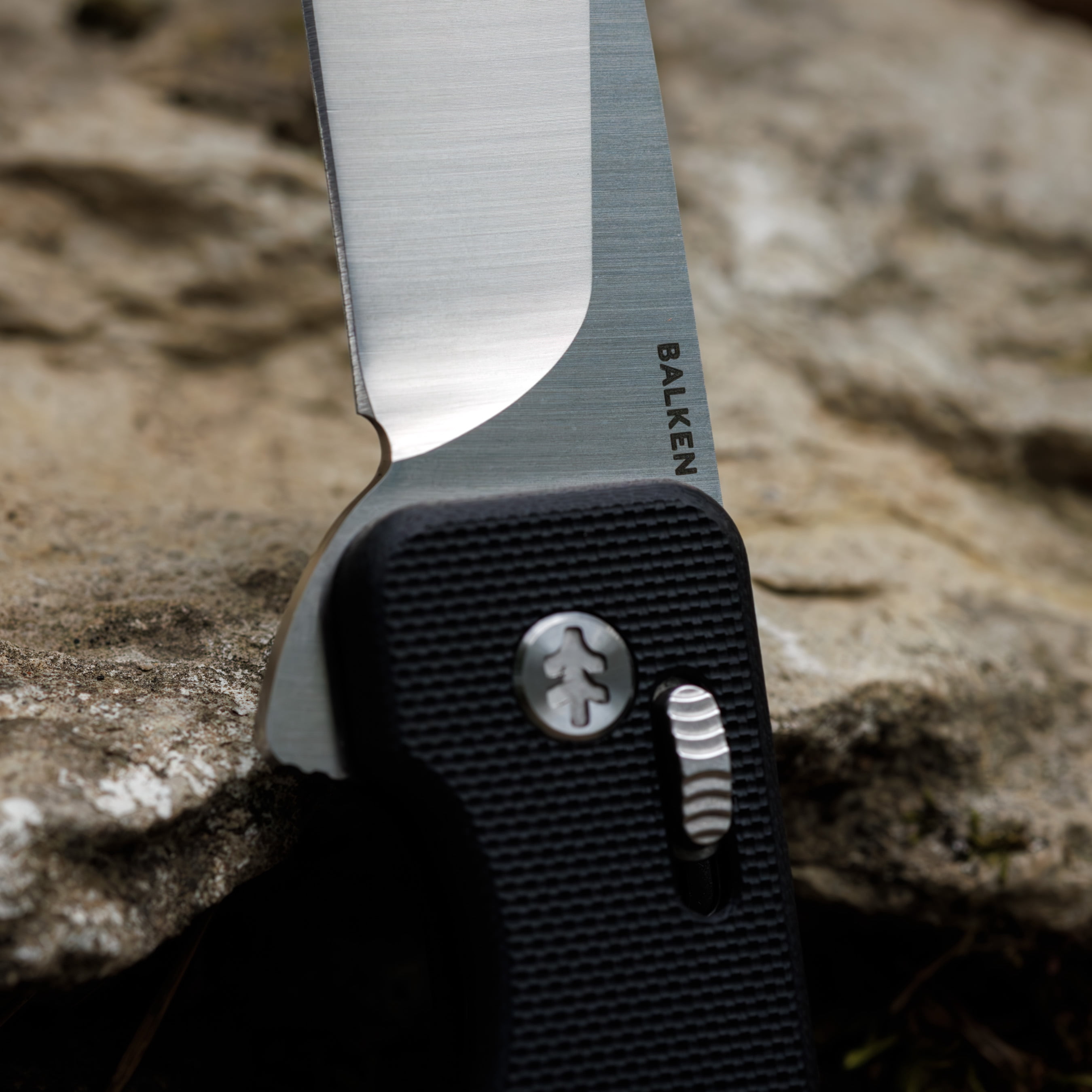 Swiss Tech Crossbar Lightweight Locking Flipper Knife, D2 Steel with a Low Profile Back Flipper, Black