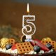 thumbnail image 5 of Candela de cumpleaños con número de macaron dorado • Topper de pastel de cera dorada metálica • Decoración de fiesta de lujo con diseño de cuentas perladas • Candela dorada de un solo dígito 9x6 cm, 5 of 6